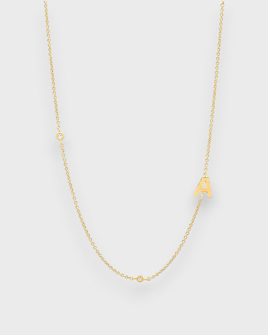 Collar con letra inicial