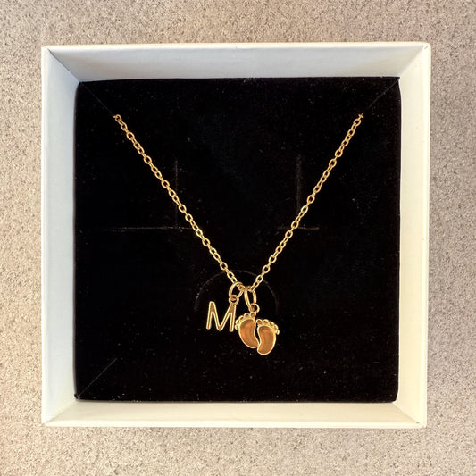 Cadena con charm PIES DE BEBÉ y LETRA INICIAL