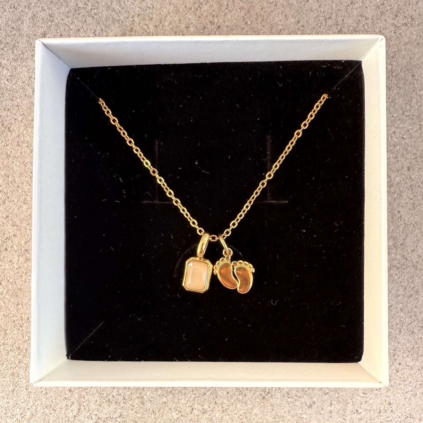 Cadena con charm de PIES DE BEBÉ y PIEDRA DE NACIMIENTO