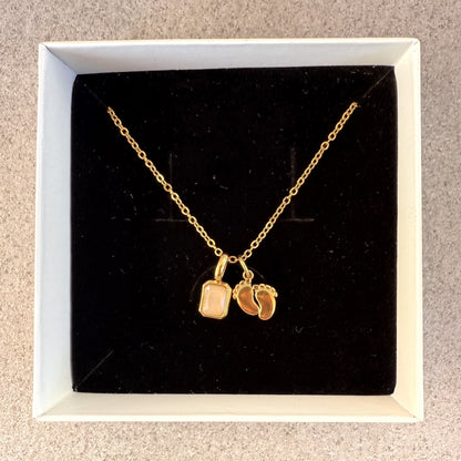 Cadena con charm de PIES DE BEBÉ y PIEDRA DE NACIMIENTO