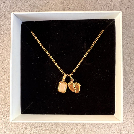 Cadena con charm de PIES DE BEBÉ y PIEDRA DE NACIMIENTO