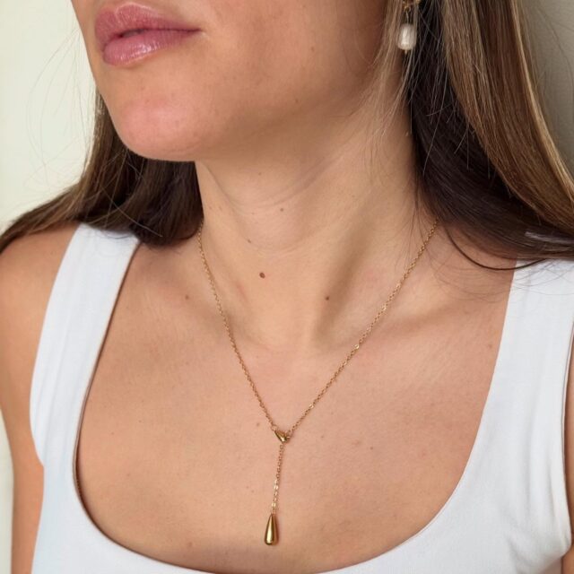 Dale un toque único a tu estilo con la elegancia atemporal de nuestro collar Olivia.

#Sisaru #waterproofjewelry #joyaswaterproof #regalosnavidad